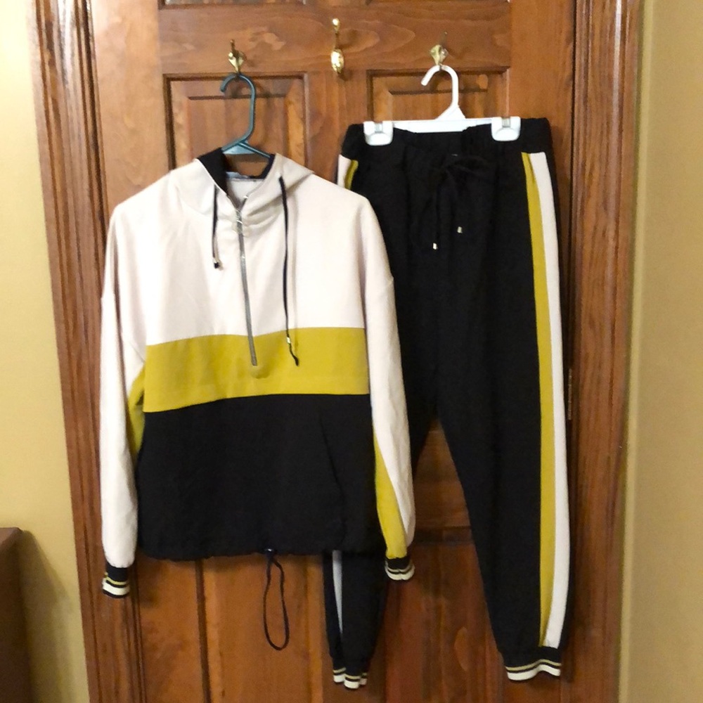 Wimen’s Zara 2 piece track/jogger set. Medium